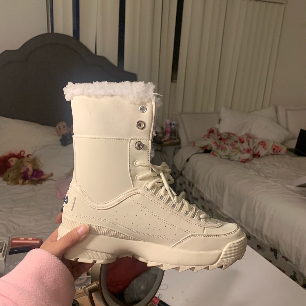 SNOW WHITE BOOTS SIZE 7 WEAR ONCE